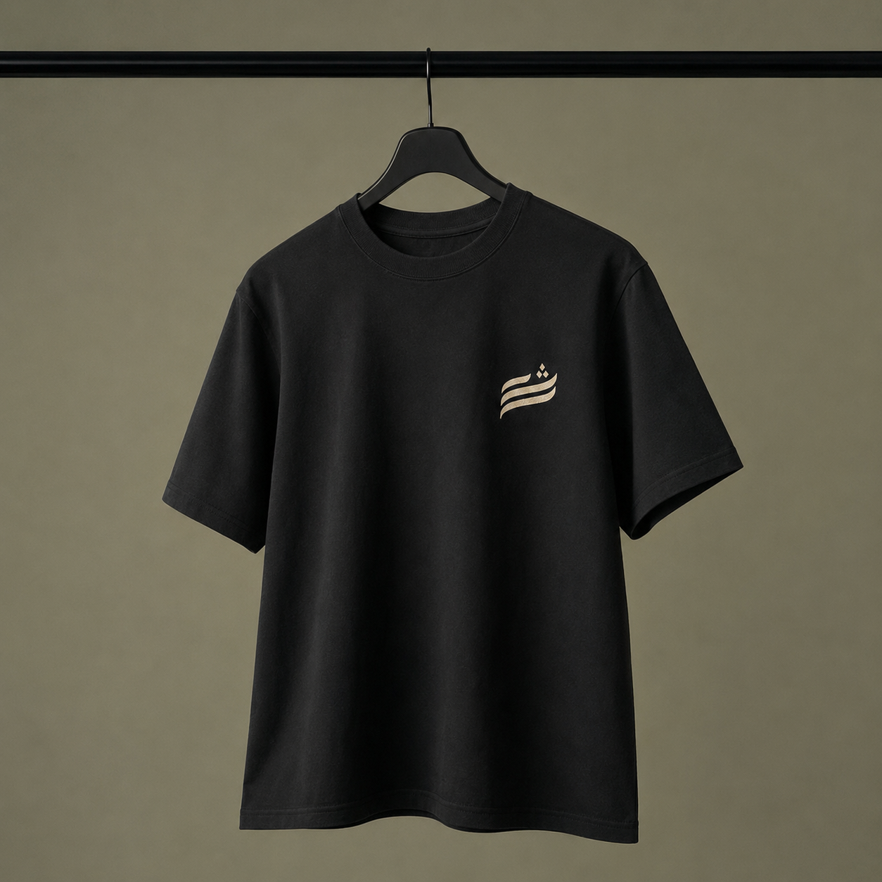 DUTHUR “من هنا الأصل” Oversize Tişört – Siyah Nakış Detaylı T-shirt